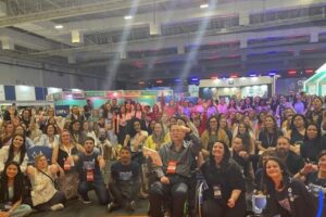 Maringaense Robinson Shiba volta aos palcos com tecnologia que replica voz original