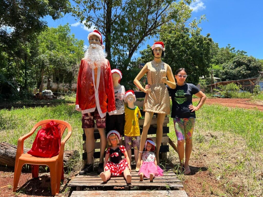 família de bonecos na rua cristal em Maringá