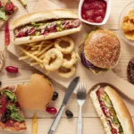 arranjo-de-vista-superior-com-alimentos-em-fundo-de-madeira