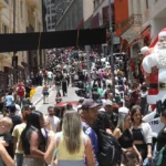 Consumidores saem às compras de Natal nas lojas da Rua 25 de Março