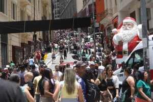 Consumidores saem às compras de Natal nas lojas da Rua 25 de Março