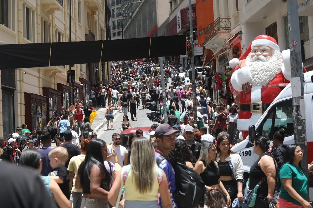 Consumidores saem às compras de Natal nas lojas da Rua 25 de Março