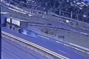 camera-registra-acidente-entre-duas-carretas-no-contorno-norte-em-maringa-768×545