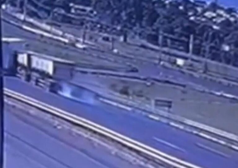 camera-registra-acidente-entre-duas-carretas-no-contorno-norte-em-maringa-768×545