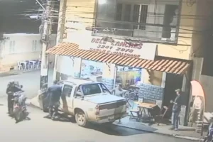 caminhonete-invade-calcada-e-atropela-idoso