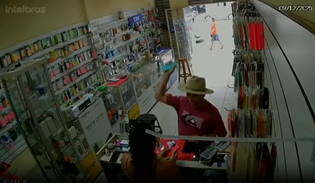 cliente-ataca-vendedora-celular-rosto