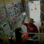 cliente-ataca-vendedora-celular-rosto