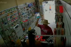 cliente-ataca-vendedora-celular-rosto