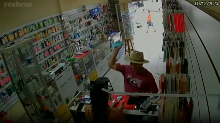 cliente-ataca-vendedora-celular-rosto