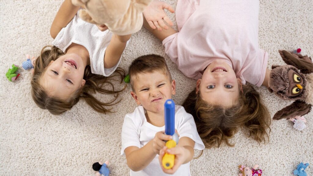 criancas-nao-binarias-brincando-em-casa