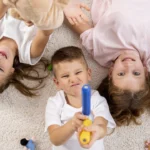 criancas-nao-binarias-brincando-em-casa