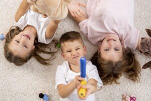 criancas-nao-binarias-brincando-em-casa