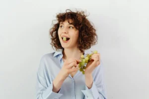 pessoa comendo uva imagem reproducao internet