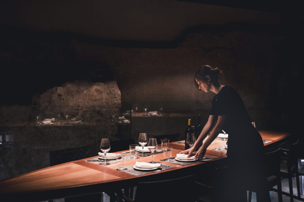 mesa-de-configuracao-jovem-garconete