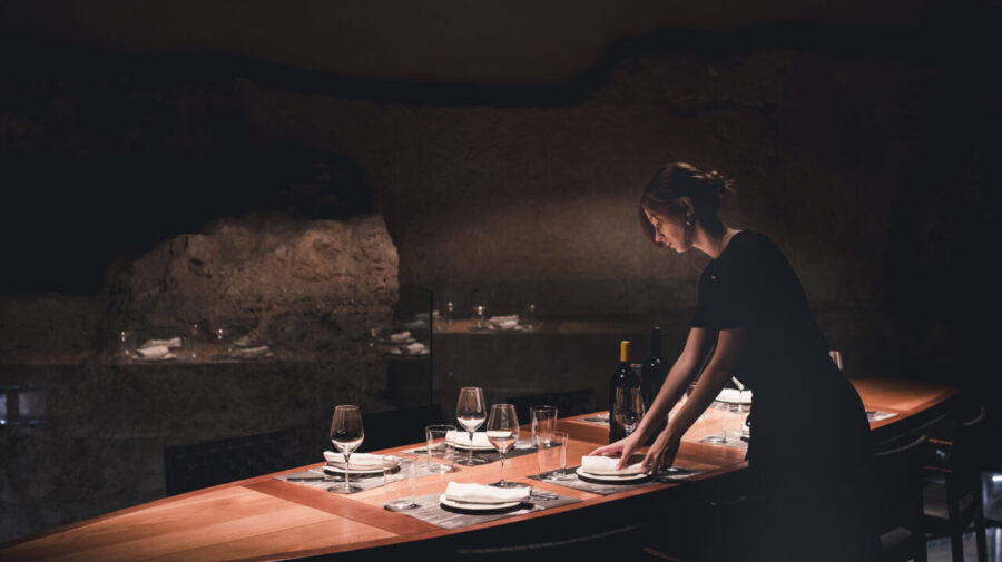 mesa-de-configuracao-jovem-garconete