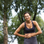 tiro-medio-mulher-experimentando-dor