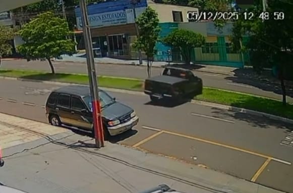 video-mostra-caminhonete-capotando-e-derrubando-arvore-em-maringa