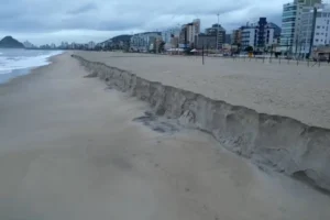 Praia Brava, em Matinhos (PR), amanheceu com degrau de areia com mais de 2 m de altura — Foto: RPC