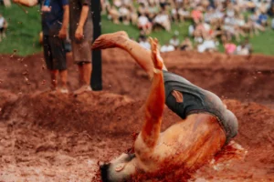 Região tem corrida na lama com mais de 200 participantes neste domingo