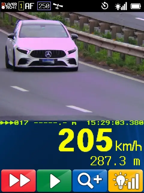 Mercedes branca a 205 km