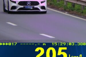 Mercedes branca a 205 km