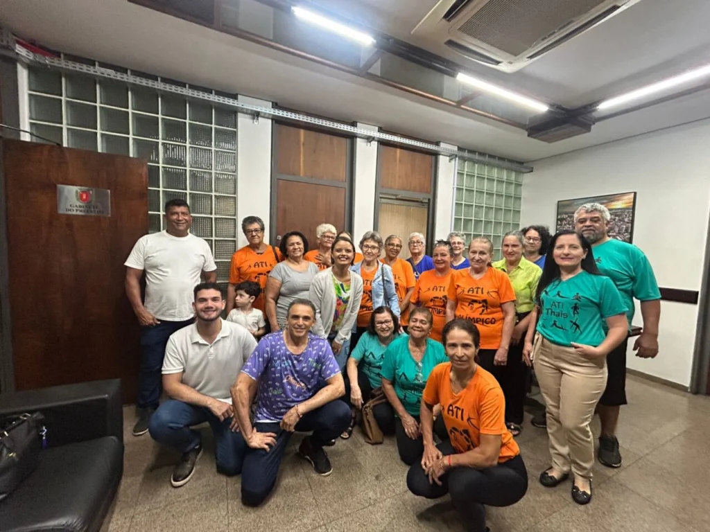 Turma das ATIs dos bairros Thaís, Ney Braga e Jardim Olímpico compareceu ao Gabinete do Prefeito: faltam professores. Foto: Luana Bermejo