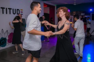 Dança de salão reúne gerações e transforma rotinas em Maringá