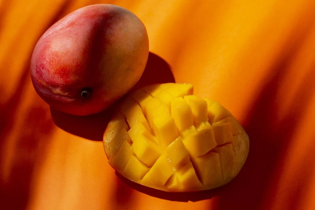 composition-delicious-exotic-mangos