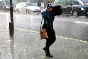 mulher andando na chuva, imagem istock