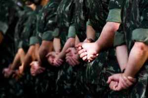 soldados de costas com as mãos fechadas imagem istock