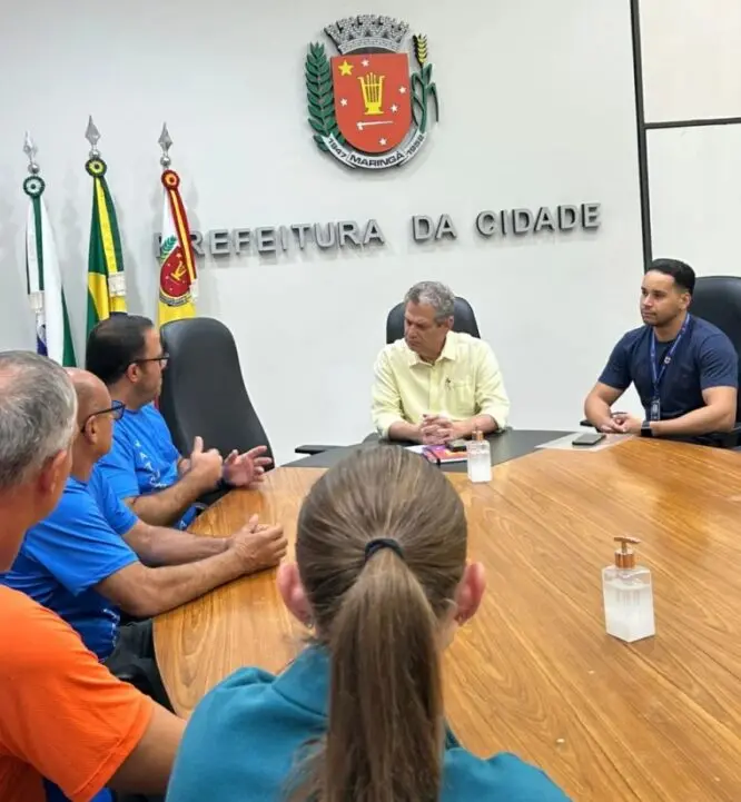 Grupo da natação da Vila Olímpica em visita ao Gabinete do Prefeito: usuários de drogas e moradores de rua incomodam. Foto: Luana Bermejo