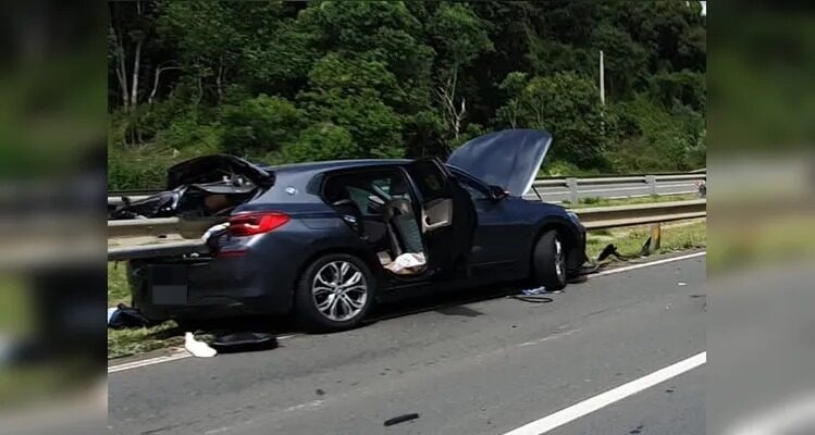 O guard rail atravessou o veículo, atingindo a criança que estava no banco de trás