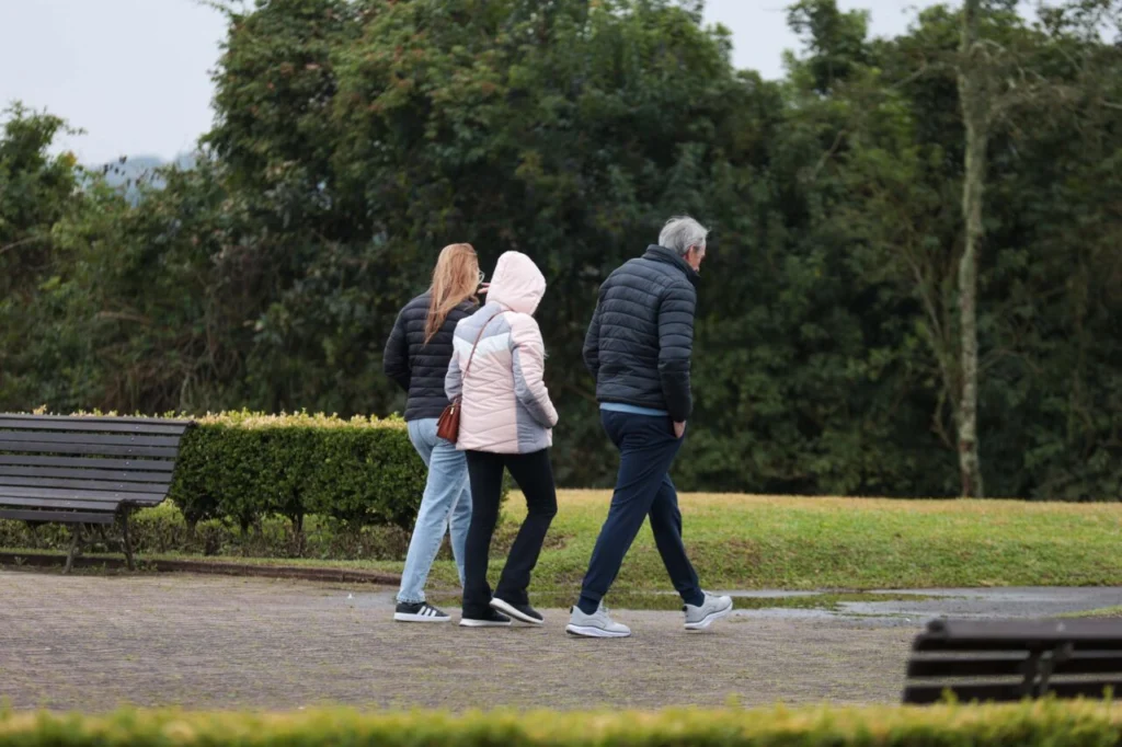 Frente fria deixa temperaturas mais amenas no Paraná.