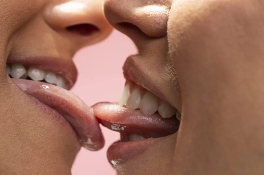 close-up-happy-couple-kissing