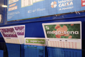 tickets da mega-sena e lotofácil foto istock