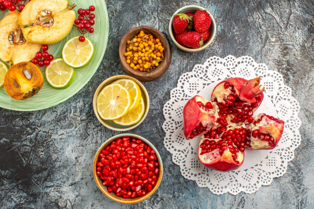 romã e outrs tipos de fruta