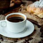 xicara_de_cafe_americano_colocado_no_jornal-795708