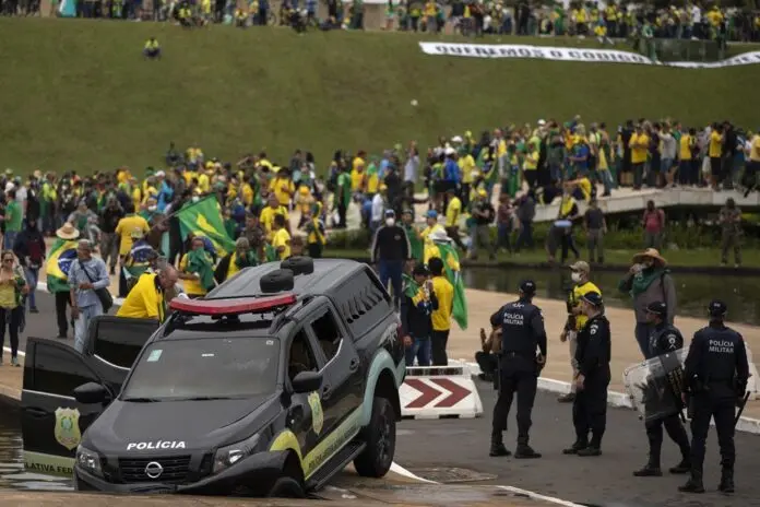 Brasilia 07/02/2023 – Manifestantes invadem predios publicos na praca dos Tres Poderes, na foto carros da policia legislativa depredados por manisfestantes na frente do predio do Congresso Nacional