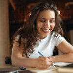 mulher feliz fazendo prova de concurso