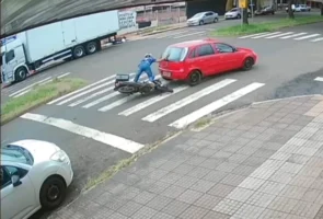 cameras-de-seguranca-registram-acidente-entre-carro-e-motocicleta-em-maring