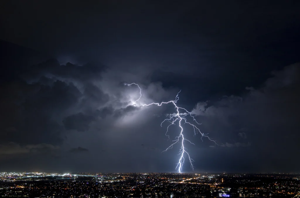 tempestade em cima de cidade foto istock