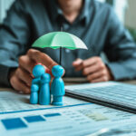 boneca de madeira sob um guarda-chuva segurando pelo agente representa o seguro foto istock