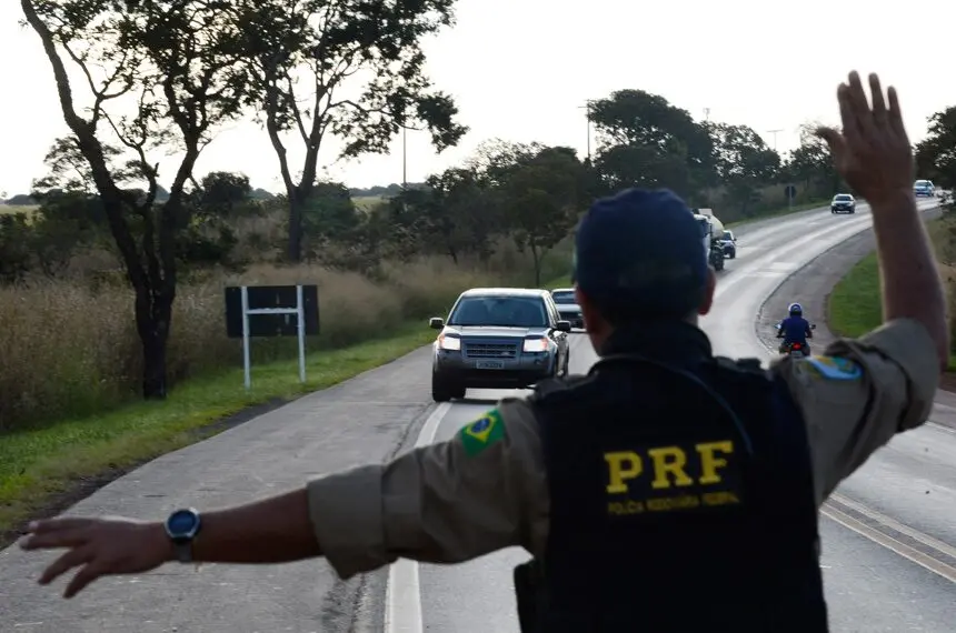 policial verificando nova lei do farol em vigência em 2026