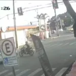 motociclista-de-19-anos-fica-gravemente-ferido-apos-carro-avancar-sinal-vermelho-em-sarandi-717×400