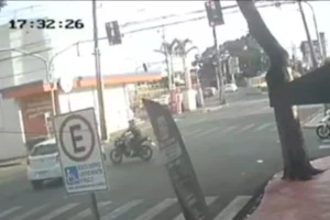 motociclista-de-19-anos-fica-gravemente-ferido-apos-carro-avancar-sinal-vermelho-em-sarandi-717×400