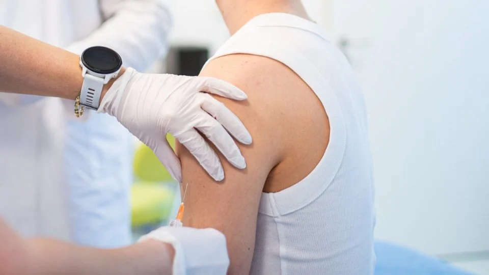 tecnico-enfermagem-preso-suspeito-abusar-adolescente-posto-de-saude-piraquara-960×540