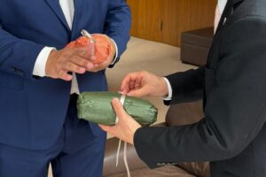 Cerâmica de Maringá atravessa o mundo e é entregue a prefeito no Japão 