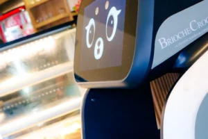 Robôs ganham espaço em restaurantes de Maringá e unem tecnologia ao atendimento