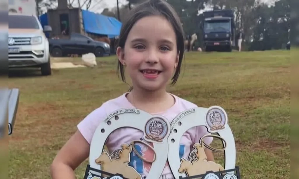 ana-julia-da-silva-de-3-anos-morreu-apos-cair-de-c-01084008-0-202604240944-ProportionalFillBackground