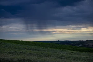 Pitanga, 20 de fevereiro de 2026 – Chuva no horizonte sobre o campo.